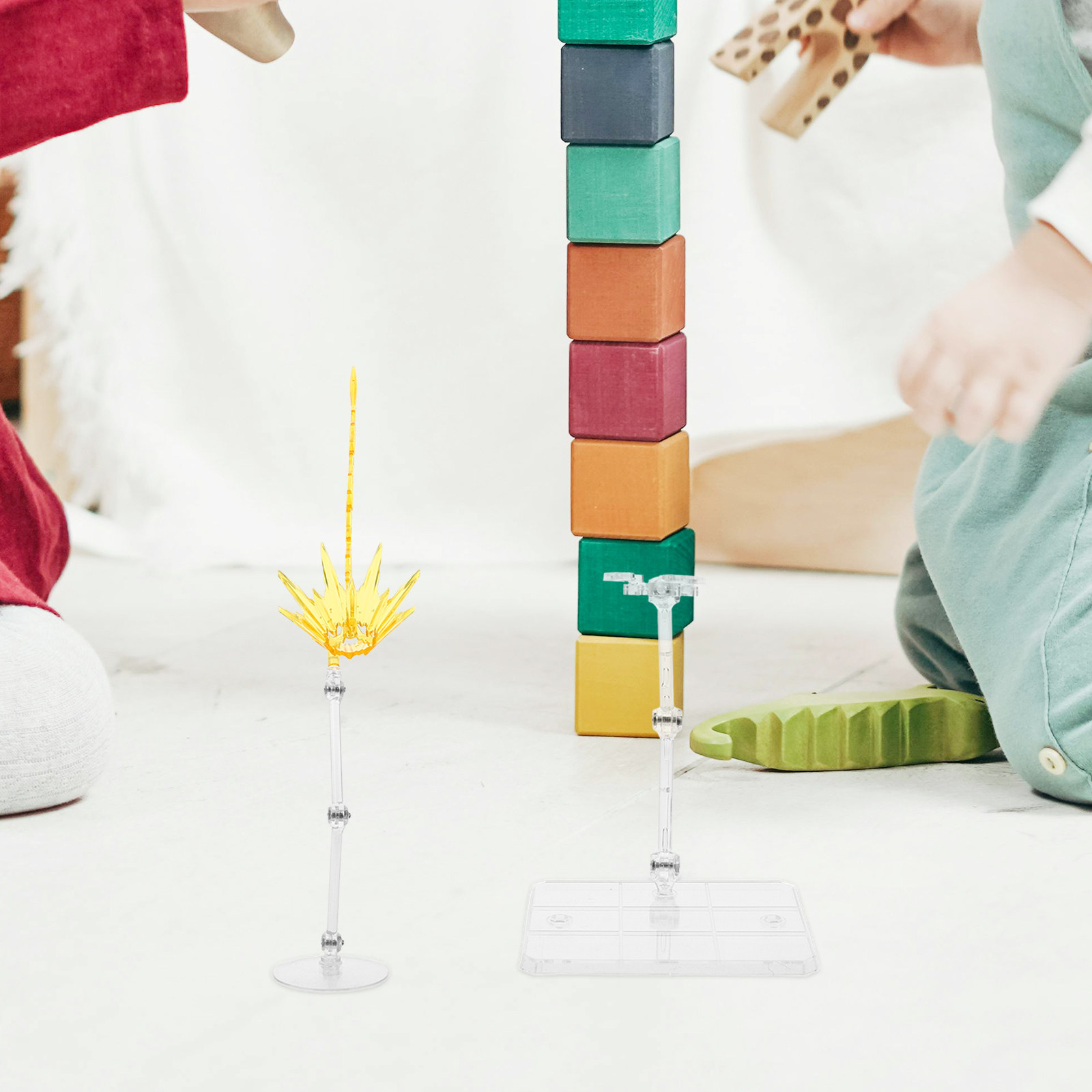 قطعتان من حامل عرض مجسمات بلاس - مراجعة Action Figure Stand وسعره